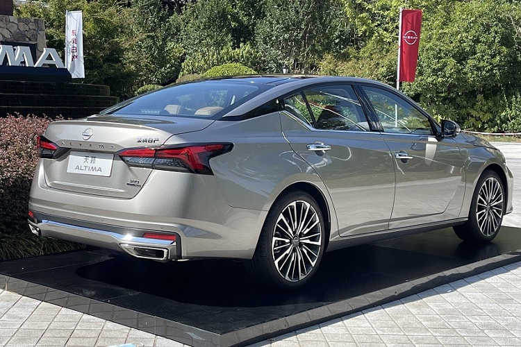 Ngay cả khu vực trang trí hai bên lưới tản nhiệt cũng có những nẹp mạ crôm tương tự. Thiết kế này khiến phần đầu xe của Nissan Teana 2023 trông như rộng hơn và bề thế hơn. Nằm giữa lưới tản nhiệt là logo mới của thương hiệu Nissan.