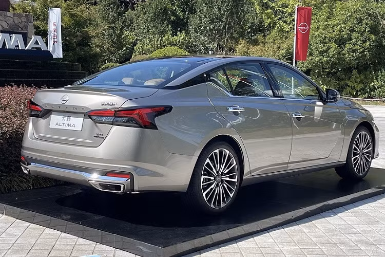 Ngay cả khu vực trang trí hai bên lưới tản nhiệt cũng có những nẹp mạ crôm tương tự. Thiết kế này khiến phần đầu xe của Nissan Teana 2023 trông như rộng hơn và bề thế hơn. Nằm giữa lưới tản nhiệt là logo mới của thương hiệu Nissan.