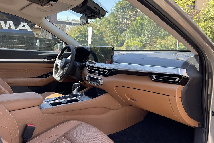 Tương tự phiên bản cũ, Nissan Teana 2023 tại thị trường Trung Quốc cũng sở hữu chiều dài 4.906 mm, chiều rộng 1.850 mm, chiều cao 1.447 mm và chiều dài cở sở 2.825 mm. Kích thước này mang đến không gian nội thất khá rộng rãi cho xe. Bước vào bên trong mẫu xe này, người dùng sẽ thấy không gian nội thất bọc da màu nâu đồng nhất.