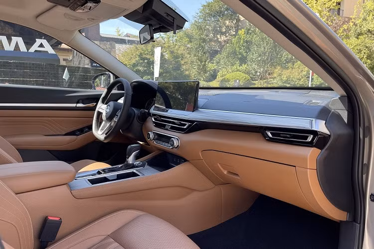 Tương tự phiên bản cũ, Nissan Teana 2023 tại thị trường Trung Quốc cũng sở hữu chiều dài 4.906 mm, chiều rộng 1.850 mm, chiều cao 1.447 mm và chiều dài cở sở 2.825 mm. Kích thước này mang đến không gian nội thất khá rộng rãi cho xe. Bước vào bên trong mẫu xe này, người dùng sẽ thấy không gian nội thất bọc da màu nâu đồng nhất.