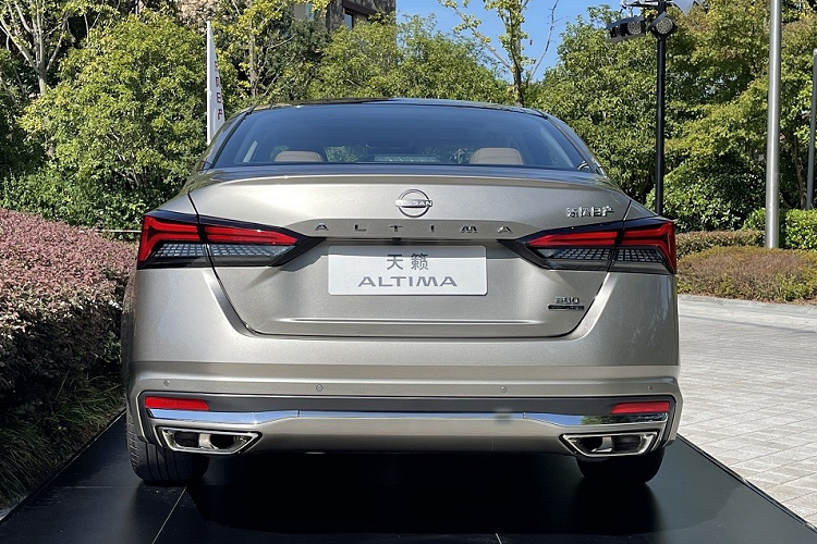 Một điểm mới nữa trên đầu xe của mẫu sedan hạng trung này là cản trước với khe gió màu đen nằm dọc ở hai góc. Trước đây, vị trí này thuộc về hốc đèn sương mù trước của xe. Chưa hết, cản trước còn tích hợp hốc gió trung tâm hẹp và nẹp mạ crôm mới.