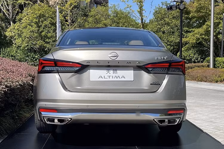 Một điểm mới nữa trên đầu xe của mẫu sedan hạng trung này là cản trước với khe gió màu đen nằm dọc ở hai góc. Trước đây, vị trí này thuộc về hốc đèn sương mù trước của xe. Chưa hết, cản trước còn tích hợp hốc gió trung tâm hẹp và nẹp mạ crôm mới.