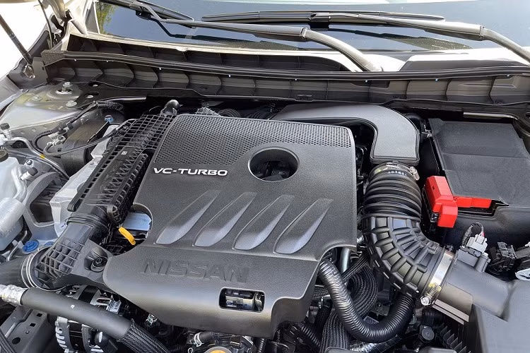 "Trái tim" của Nissan Teana 2023 ở thị trường Trung Quốc là động cơ xăng 4 xi-lanh, tăng áp, dung tích 2.0L do hãng Dongfeng sản xuất. Động cơ này tạo ra công suất tối đa 179 kW (khoảng 240 mã lực).