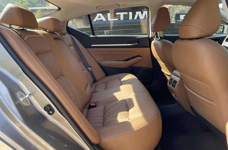 Thêm vào đó mặt táp-lô và cửa gió điều hòa đều được trang trí bằng viền màu bạc làm điểm nhấn. Ngoài ra, mẫu sedan hạng D này còn được trang bị vô lăng vát đáy thể thao, màn hình thông tin giải trí cỡ lớn, khoảng 12,3 inch, nằm độc lập trên mặt táp-lô, sạc điện thoại thông minh không dây, điều hòa tự động và cửa gió điều hòa dành cho hàng ghế sau.