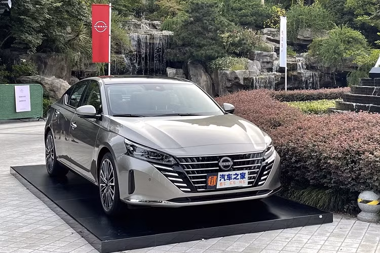 So với Altima mới, Nissan Teana 2023 ở Trung Quốc sở hữu thiết kế ngoại thất khác biệt, nhất là khu vực đầu xe. Tại đây, mẫu sedan hạng D này được trang bị lưới tản nhiệt V-Motion mới với kích thước lớn hơn và đi kèm những nan mạ crôm nằm ngang.