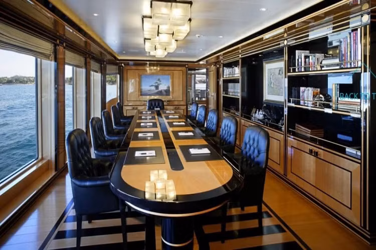 Vào thời điểm ra mắt, Peter Lürssen - Giám đốc điều hành của Lürssen cho biết : “Dilbar sở hữu những công nghệ bảo mật tiên tiến nhất so với bất kỳ siêu du thuyền nào trên thế giới.”