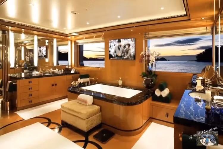 Siêu du thuyền Dilbar có chiều dài 156m, được làm từ gần 16.000 tấn kim loại, thủy tinh, gỗ và đá cẩm thạch. Với trọng lượng 15.917 tấn, đây là du thuyền có động cơ lớn nhất thế giới, tính theo tổng trọng tải và nó có đội thủy thủ đoàn lên tới 96 người.