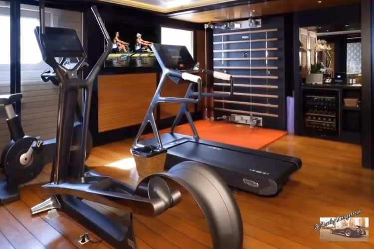 Dilbar mang vẻ đẹp “hào nhoáng” như một tòa lâu đài di động ở trên biển, không hề giống với những chiếc du thuyền khác. Ngoại thất của siêu du thuyền được thiết kế bởi kiến trúc sư hải quân Espen Oeino. Trong khi đó, phần nội thất do công ty thiết kế nổi tiếng thế giới Andrew Winch đến từ Vương quốc Anh đảm nhiệm.