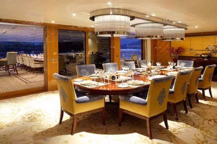 Siêu du thuyền 600 triệu USD này sở hữu hồ bơi lớn nhất từng được lắp đặt trên du thuyền với chiều dài 25m. Ngoài ra, Dilbar còn sở hữu cả một khu vườn rộng lớn. Nhà thiết kế khu vườn, kiến trúc sư người Đức và là người sáng lập Yacht-Green Axel Massmann tiết lộ rằng, các loại cây, cỏ trên thuyền đều được tuyển chọn từ khu vực Địa Trung Hải.