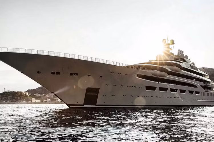 Chưa hết, Dilbar còn được trang bị không chỉ một mà là hai bãi đáp trực thăng, phòng xông hơi khô, spa, phòng gym và 12 dãy phòng nghỉ có thể chứa tối đa 24 hành khách. Tất cả các phòng nghỉ trên Dilbar đều được trang bị đầy đủ tiện nghi, mang lại sự thoải mái cho hành khách như khi ở nhà. Đặc biệt, trong mỗi phòng nghỉ đều có ban công và cửa sổ lớn để hành khách có thể ngắm cảnh và tận hưởng trọn vẹn chuyến nghỉ dưỡng.