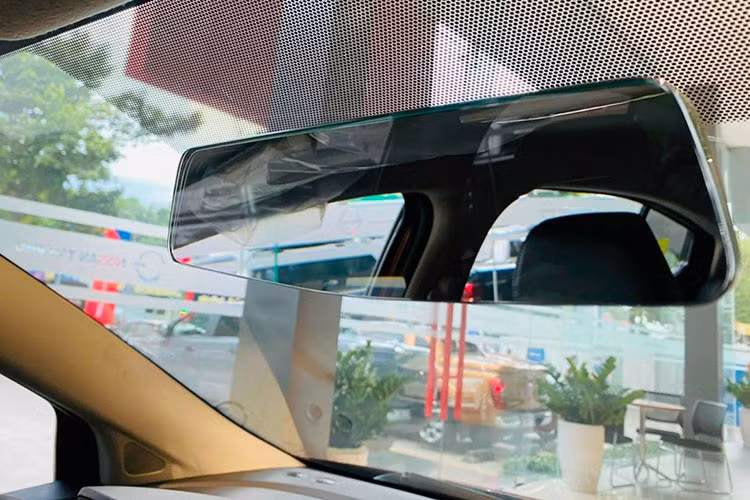 Nissan Almera 2022 vẫn tiếp tục sử dụng khối động cơ xăng 3 xy-lanh, tăng áp, dung tích 1.0L. Nissan Almera 2022 có công suất tối đa 98,6 mã lực tại 5.000 vòng/phút và mô-men xoắn cực đại 152 Nm tại 2.400 – 4.000 vòng/phút.