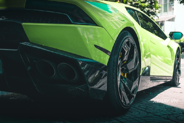 Ngoài ra, xe còn được bổ sung ốp sườn, cánh gió cỡ lớn ở đuôi xe nắp động cơ và bộ khuếch tán mới...tất cả đều làm bằng sợi carbon siêu nhẹ.