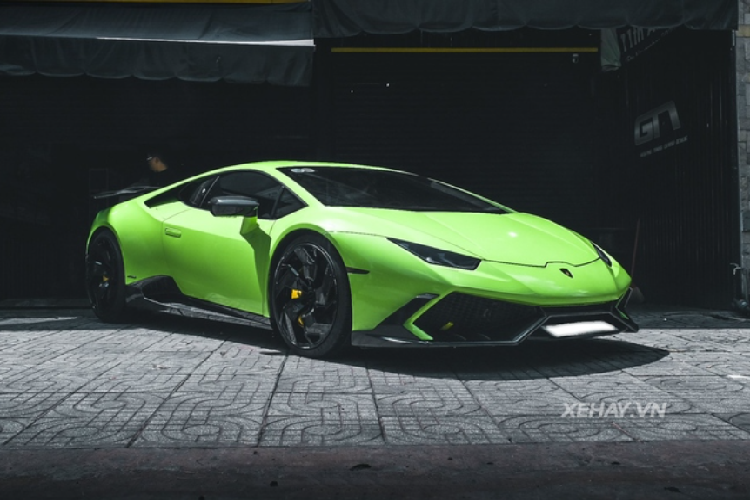Chiếc Lamborghini Huracan đặc biệt này từng thuộc sở hữu của doanh nhân Nguyễn Quốc Cường (Cường Đô la), thời điểm đó, vị đại gia đã nâng cấp siêu xe với bodykit của hãng độ trứ danh Mansory với hàng loạt chi tiết sửa đổi được làm từ sợi carbon như 2 khe gió ở đầu xe, ốp gương chiếu hậu và ốp cản sau.