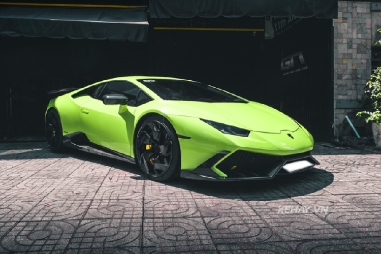 Đáng chú ý chính là bộ líp cản trước của siêu xe Lamborghini Huracan đầu tiên về Việt Nam này được chia làm ba, hốc gió cỡ lớn cùng cánh chia gió chính giữa.