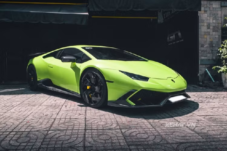 Đáng chú ý chính là bộ líp cản trước của siêu xe Lamborghini Huracan đầu tiên về Việt Nam này được chia làm ba, hốc gió cỡ lớn cùng cánh chia gió chính giữa.