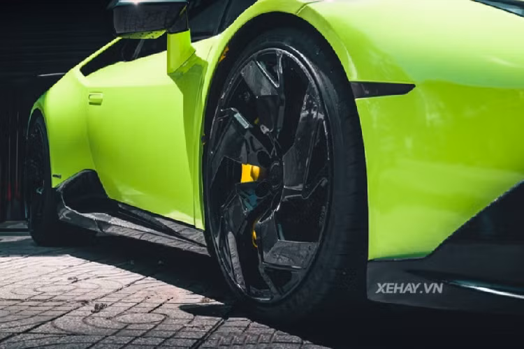 Về truyền động, siêu phẩm Lamborghini Huracan độ Mansory Torofeo duy nhất của Việt Nam vẫn dùng động cơ V10 5.2L nhưng đã được tinh chỉnh để mạnh tới 700 mã lực (nguyên bản là 610 mã lực).