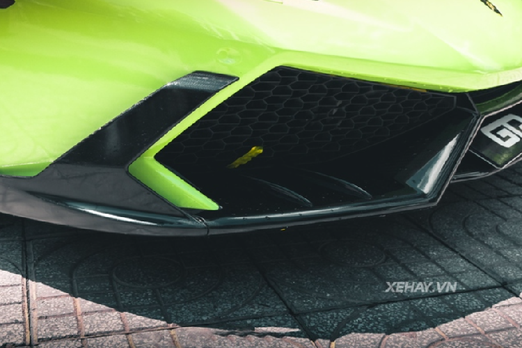 Ngoài ra, Lamborghini Huracan này còn được "lên đời" bộ mâm PUR RS.05 V2 thiết kế dạng cánh quạt, với phần cánh làm từ chất liệu carbon có số thứ tự 03/25.