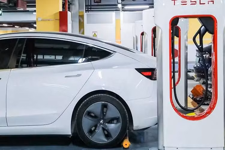 Chu xe Tesla Model 3 “ta hoa” khi hoa don sac toi 13,9 ty dong