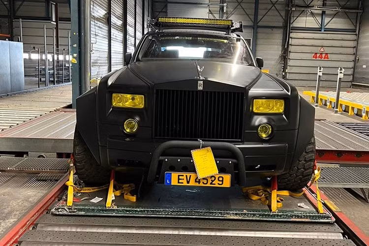 Điểm ấn tượng là vàng lá được mạ ở 1 số chi tiết động cơ và hệ thống ống xả mới ồn ào hơn. Sau dự án Rolls-Royce Phantom 6x6, xưởng độ này sẽ cho ra đời 1 quái vật 6 bánh khác là Lamborghi Urus nhưng chưa rõ họ sẽ làm cụ thể ra sao.