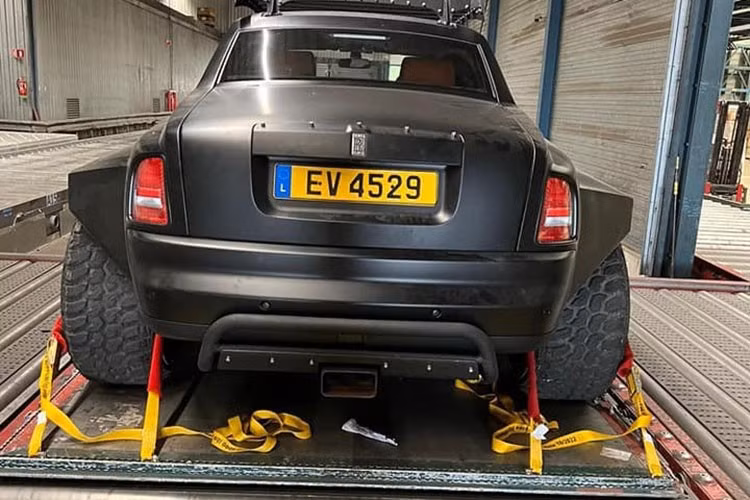 Tiến vào bên trong khoang lái, chiếc Rolls-Royce Phantom 6x6 được làm mới một số chi tiết ở phần da với các chất liệu như da cá sấu và da rắn để bọc lại cho toàn bộ nội thất của xe trông như mới, còn lại, đều giữ nguyên so với xe "zin".