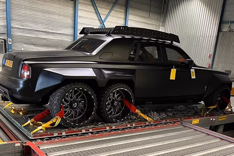 Nhưng đó không phải là tất cả. Thậm chí còn có một lớp bảo vệ chống va chạm ở phía trước và phía sau cho xe mỗi khi được chủ nhân có hứng mang off-road, bảng điều khiển mạnh mẽ và toàn bộ chiếc xe bao gồm cả lưới tản nhiệt được bọc trong một màu đen mờ.