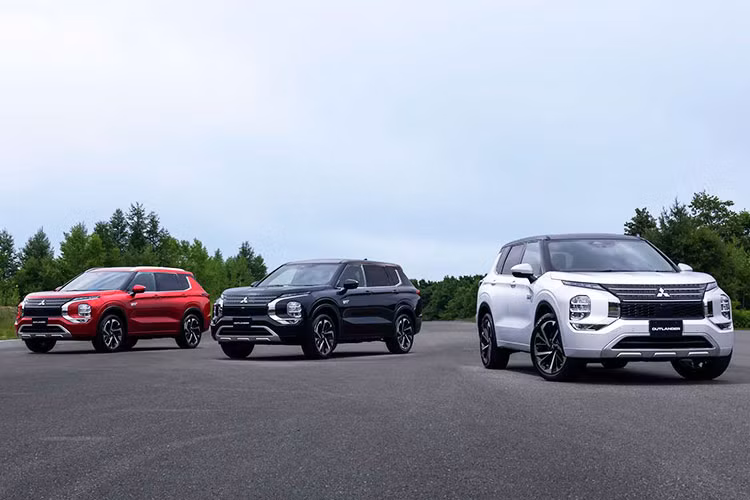 Nếu về Việt Nam trong tương lai gần, Mitsubishi Outlander 2023 hứa hẹn sẽ hút khách hơn, đồng thời cải thiện doanh số so với thế hệ hiện tại vốn bán khá chậm vì nhiều lý do như trang bị không hấp dẫn, kiểu dáng thiếu sức hút và chịu sự cạnh tranh lớn từ các mẫu xe như Hyundai SantaFe, Kia Sorento hay Honda CR-V.