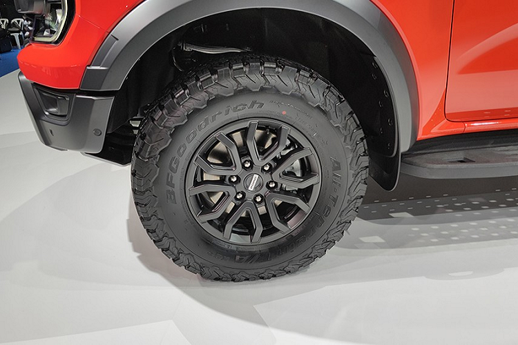 Đằng sau là hệ thống treo dạng lò xo trụ với giảm xóc FOX Live Valve 2,5 inch và liên kết Watt . Hành trình của hệ thống treo được tăng lên 290 mm ở phía trước và 250 mm ở đằng sau. Bên cạnh đó, Ford Ranger Raptor 2022 còn có hệ thống kiểm soát hành trình thích ứng dùng để chạy off-road mang tên Trail Control. Với hệ thống này, người lái có thể cài đặt tốc độ dưới 32 km/h rồi tập trung điều khiển, việc tăng tốc và phanh cứ để xe tự lo