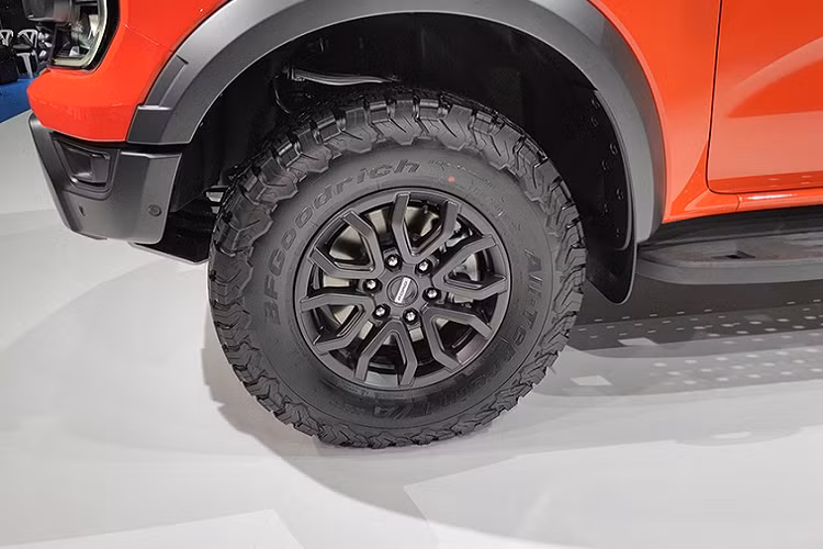 Đằng sau là hệ thống treo dạng lò xo trụ với giảm xóc FOX Live Valve 2,5 inch và liên kết Watt . Hành trình của hệ thống treo được tăng lên 290 mm ở phía trước và 250 mm ở đằng sau. Bên cạnh đó, Ford Ranger Raptor 2022 còn có hệ thống kiểm soát hành trình thích ứng dùng để chạy off-road mang tên Trail Control. Với hệ thống này, người lái có thể cài đặt tốc độ dưới 32 km/h rồi tập trung điều khiển, việc tăng tốc và phanh cứ để xe tự lo