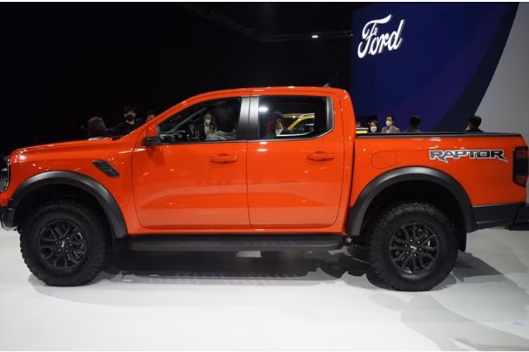 Cuối cùng là những trang bị an toàn đầy đủ với 7 túi khí, hệ thống cảnh báo va chạm trước/sau khi đỗ xe, camera lùi, hệ thống hỗ trợ khởi hành ngang dốc, hệ thống ngăn lật xe, hỗ trợ đổ đèo, phanh tay điện tử, hệ thống kiểm soát hành trình, hỗ trợ giữ làn đường, phanh khẩn cấp tự động tích hợp phát hiện người đi bộ, cảnh báo va chạm phía trước tích hợp hỗ trợ phanh, cảnh báo chệch làn đường, cảnh báo điểm mù, cảnh báo phương tiện cắt ngang khi lùi tích hợp phanh, camera 360 độ, ngăn va chạm khi lùi, hỗ trợ đánh lái tránh va chạm, cảnh báo áp suất lốp và hỗ trợ đỗ xe chủ động.