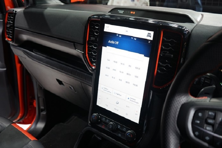 Trong khi đó, tính năng thông tin giải trí của xe bao gồm hệ thống SYNC 4A đi kèm màn hình cảm ứng 12 inch, hỗ trợ Apple CarPlay/Android Auto không dây, ra lệnh bằng giọng nói, hệ thống định vị và hệ thống âm thanh Bang &amp; Olufsen 10 loa.