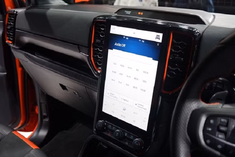 Trong khi đó, tính năng thông tin giải trí của xe bao gồm hệ thống SYNC 4A đi kèm màn hình cảm ứng 12 inch, hỗ trợ Apple CarPlay/Android Auto không dây, ra lệnh bằng giọng nói, hệ thống định vị và hệ thống âm thanh Bang &amp; Olufsen 10 loa.