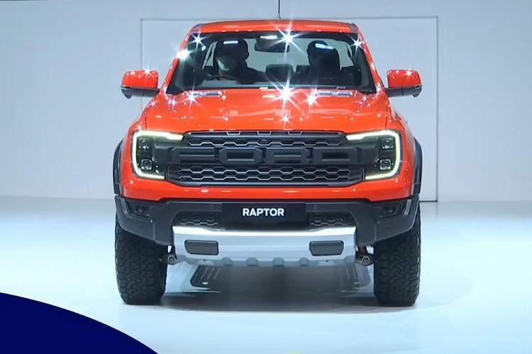 Chưa hết, Ford Ranger Raptor 2022 còn có hệ thống xả kép với van chủ động, mang đến 4 chế độ âm thanh là Quiet (dùng cho khởi động buổi sáng sớm), Normal (dùng hàng ngày), Sport (tiếng to hơn) và Baja (dùng khi chạy off-road). Không chỉ mạnh mẽ, Ford Ranger Raptor 2022 còn có khả năng off-road tốt hơn bản thường nhờ hệ thống treo độc lập phía trước với tay đòn bằng nhôm 2 lớp và giảm xóc FOX Live Valve 2,5 inch.