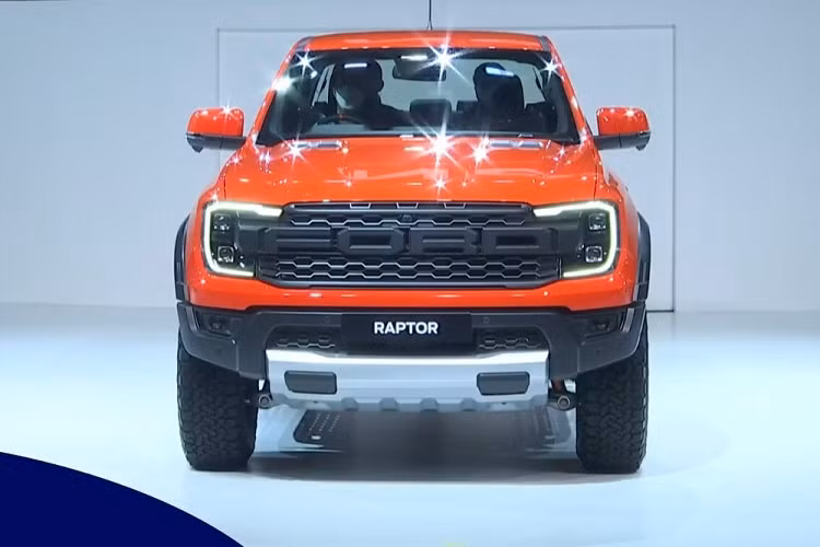 Chưa hết, Ford Ranger Raptor 2022 còn có hệ thống xả kép với van chủ động, mang đến 4 chế độ âm thanh là Quiet (dùng cho khởi động buổi sáng sớm), Normal (dùng hàng ngày), Sport (tiếng to hơn) và Baja (dùng khi chạy off-road). Không chỉ mạnh mẽ, Ford Ranger Raptor 2022 còn có khả năng off-road tốt hơn bản thường nhờ hệ thống treo độc lập phía trước với tay đòn bằng nhôm 2 lớp và giảm xóc FOX Live Valve 2,5 inch.