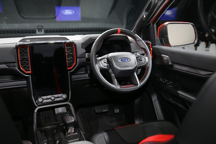 Tiếp đến là cần gạt nước tự động, nắp ca-pô tích hợp khe gió, cản va dành riêng cho Ford Ranger Raptor 2022, đèn sương mù LED, bệ bước chân bên sườn bằng nhôm chống trượt, gương chiếu hậu chỉnh điện, tích hợp đèn chờ dẫn đường, vành hợp kim 17 inch, lốp chạy mọi địa hình BFGoodrich KO2 có kích thước T285/70 R17, ốp cua lốp rộng hơn, đèn hậu LED và logo "Raptor" như dấu hiệu nhận biết.