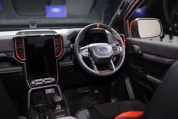 Tiếp đến là cần gạt nước tự động, nắp ca-pô tích hợp khe gió, cản va dành riêng cho Ford Ranger Raptor 2022, đèn sương mù LED, bệ bước chân bên sườn bằng nhôm chống trượt, gương chiếu hậu chỉnh điện, tích hợp đèn chờ dẫn đường, vành hợp kim 17 inch, lốp chạy mọi địa hình BFGoodrich KO2 có kích thước T285/70 R17, ốp cua lốp rộng hơn, đèn hậu LED và logo "Raptor" như dấu hiệu nhận biết.
