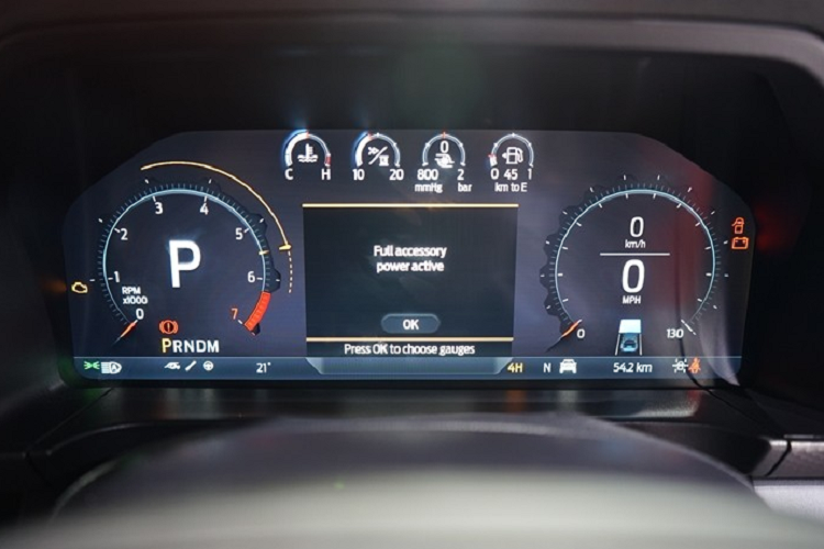 Bên cạnh đó là những điểm nhấn màu đỏ như chỉ khâu, viền cửa gió điều hòa, viền ghế hay logo Raptor ở vô lăng và ghế. Tại thị trường Thái Lan, mẫu xe bán tải này có những trang bị tiêu chuẩn như bảng đồng hồ kỹ thuật số với màn hình 12,4 inch, 2 ghế trước chỉnh điện 10 hướng, 1 ổ điện 12V, 1 ổ điện 230V, sạc điện thoại thông minh không dây, điều hòa tự động 2 vùng độc lập, gương chiếu hậu chống chói tích hợp cổng USB và 4 cổng USB.