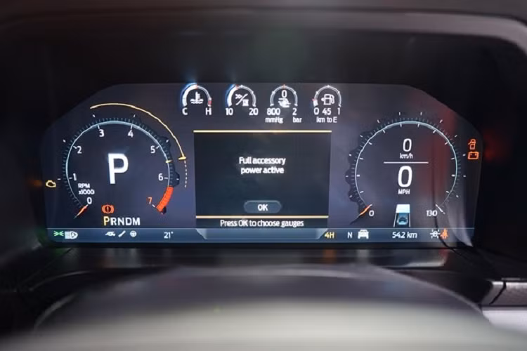 Bên cạnh đó là những điểm nhấn màu đỏ như chỉ khâu, viền cửa gió điều hòa, viền ghế hay logo Raptor ở vô lăng và ghế. Tại thị trường Thái Lan, mẫu xe bán tải này có những trang bị tiêu chuẩn như bảng đồng hồ kỹ thuật số với màn hình 12,4 inch, 2 ghế trước chỉnh điện 10 hướng, 1 ổ điện 12V, 1 ổ điện 230V, sạc điện thoại thông minh không dây, điều hòa tự động 2 vùng độc lập, gương chiếu hậu chống chói tích hợp cổng USB và 4 cổng USB.