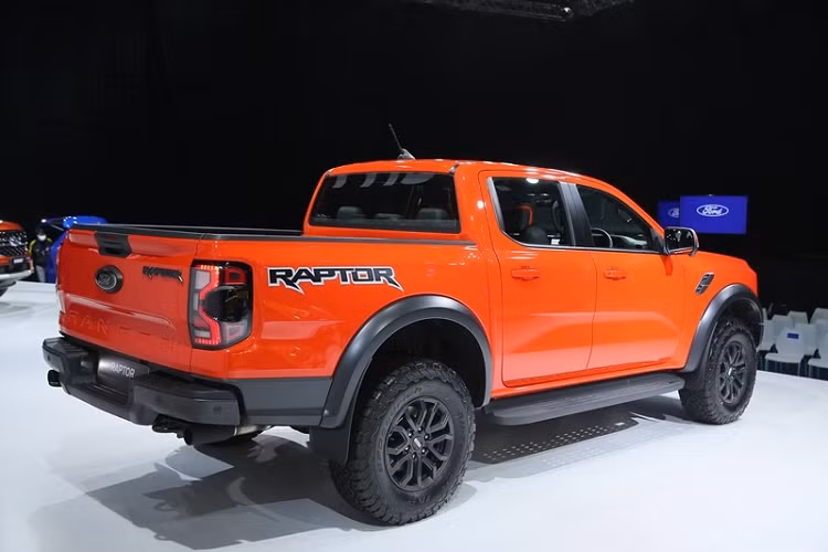 Cũng như Ranger thế hệ mới, Ford Ranger Raptor 2022 đã tăng đáng kể về kích thước. Cụ thể, kích thước của mẫu xe bán tải này bao gồm chiều dài 5.360 mm, chiều rộng 2.028 mm, chiều cao 1.926 mm và chiều dài cơ sở 3.270 mm. So với thế hệ cũ, xe dài hơn 16 mm, rộng hơn 7 mm, cao hơn 53 mm và chiều dài cơ sở tăng 50 mm. Tại thị trường Thái Lan, giá xe Ford Ranger Raptor 2022 là 1,869 triệu Baht (khoảng 1,27 tỷ đồng).