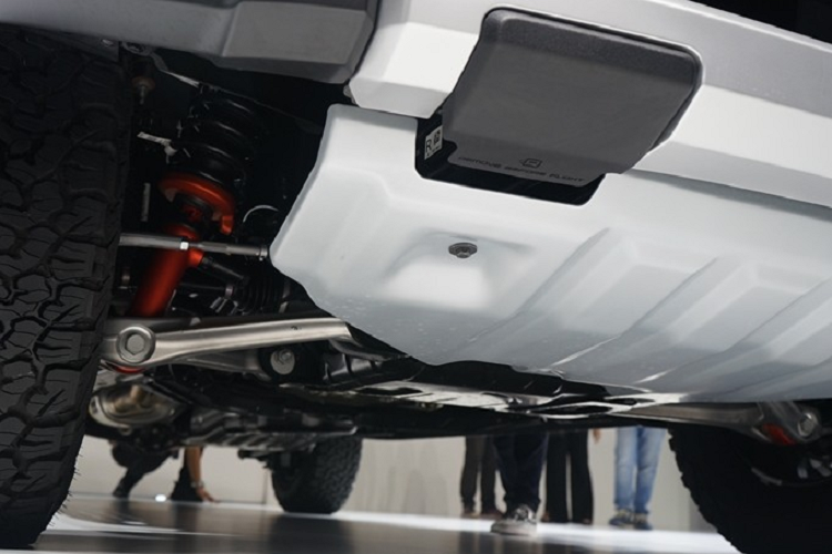 Ngoài khả năng off-road, Ford Ranger Raptor 2022 còn sở hữu thiết kế ngoại thất khác biệt đáng kể so với bản thường. Theo đó, xe được trang bị lưới tản nhiệt với dòng chữ "Ford" cỡ lớn ở giữa. Nằm hai bên lưới tản nhiệt là cụm đèn pha Matrix LED hình chữ "C", được bao quanh bằng dải đèn LED định vị ban ngày. Đèn pha của xe có tính năng tự động bật/tắt, chống lóa và chỉnh luồng sáng theo hướng đánh lái.