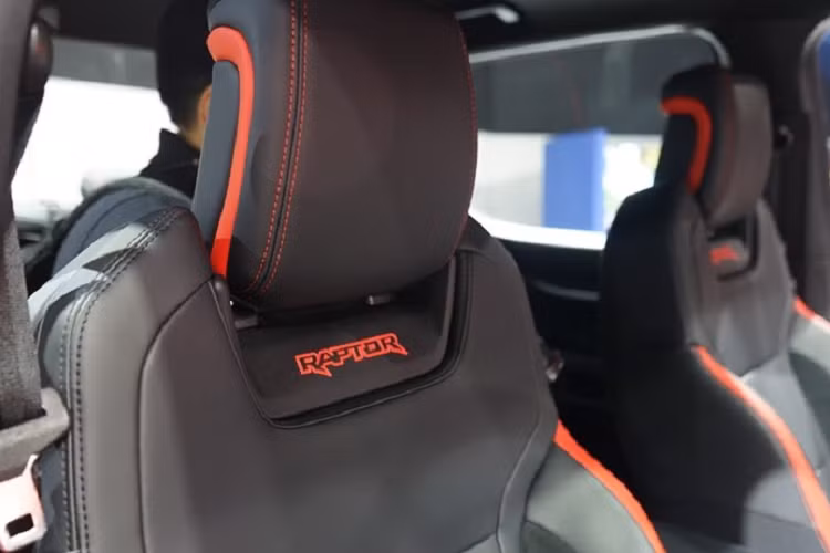 Đặc biệt, bên dưới cản trước còn có tấm ốp cỡ lớn làm bằng thép cường độ cao dày 58 mm. Ngoài gầm xe, tấm ốp này còn bảo vệ cả động cơ và hộp số phụ. Cuối cùng là móc kéo ở cả hai đầu xe, phòng trường hợp cần cứu hộ. Tương tự ngoại thất, nội thất của Ford Ranger Raptor 2022 cũng có những chi tiết riêng như ghế thể thao lấy cảm hứng từ máy bay chiến đấu, vô lăng bọc da cao cấp có tính năng sưởi, tích hợp lẫy chuyển số và hệ thống đèn viền.