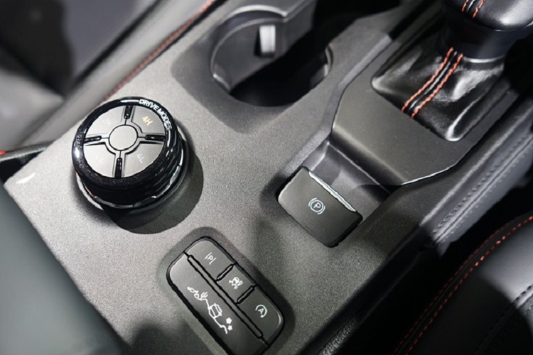 Cụ thể, động cơ của mẫu xe bán tải Ford Ranger Raptor 2022 tạo ra công suất tối đa 397 mã lực tại tua máy 5.650 vòng/phút và mô-men xoắn cực đại 583 Nm tại tua máy 3.500 vòng/phút. Động cơ kết hợp với hộp số tự động 10 cấp và hệ dẫn động 4 bánh toàn thời gian.