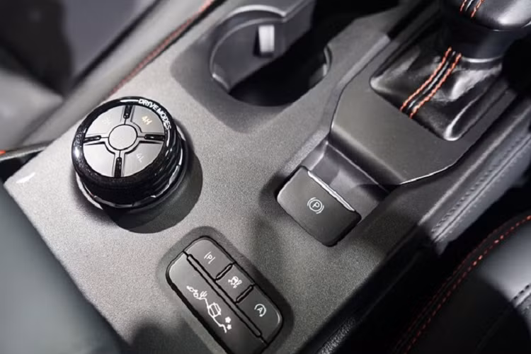 Cụ thể, động cơ của mẫu xe bán tải Ford Ranger Raptor 2022 tạo ra công suất tối đa 397 mã lực tại tua máy 5.650 vòng/phút và mô-men xoắn cực đại 583 Nm tại tua máy 3.500 vòng/phút. Động cơ kết hợp với hộp số tự động 10 cấp và hệ dẫn động 4 bánh toàn thời gian.