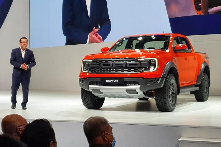 Ford đã chính thức giới thiệu bộ ba Ranger, Ranger Raptor và Everest thế hệ mới với thị trường Thái Lan. Trong đó, Ford Ranger Raptor 2022 mới mạnh mẽ hơn cả với khối động cơ xăng V6, tăng áp kép, dung tích 3.0L hoàn toàn mới. Trái ngược với Ranger Raptor 2022, cặp đôi Ford Ranger cũng như Everest mới tại Thái Lan vẫn dùng 2 động cơ diesel 4 xi-lanh, tăng áp đơn và tăng áp kép, dung tích 2.0L cũ.