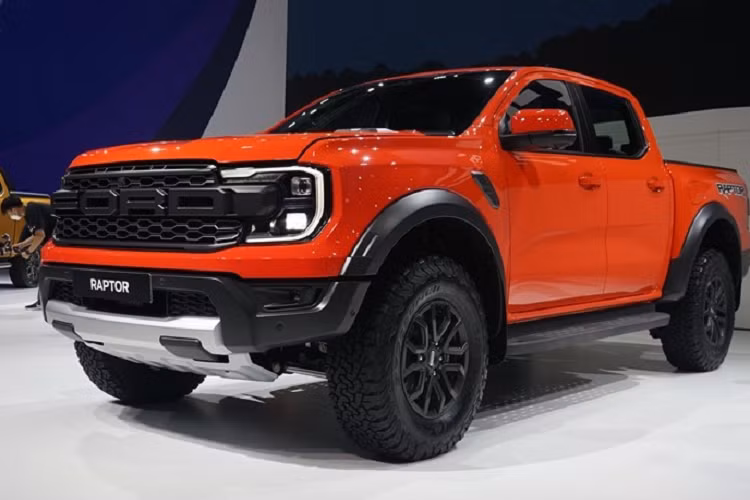 Ngoài ra, phiên bản hiệu suất cao của Ford Ranger 2022 còn có hộp số phụ 2 cấp điều khiển điện tử và khóa vi sai trên cả hai cầu. Người điều khiển Ford Ranger Raptor 2022 có thể chọn 1 trong 7 chế độ lái, bao gồm Normal, Sport, Slippery, Rock Crawl, Mud/Ruts, Sand và Baja.