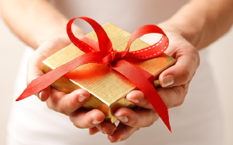 Ngay em chong cuoi, toi tang mot hop qua nho, hom sau co ay om lay toi ma khoc