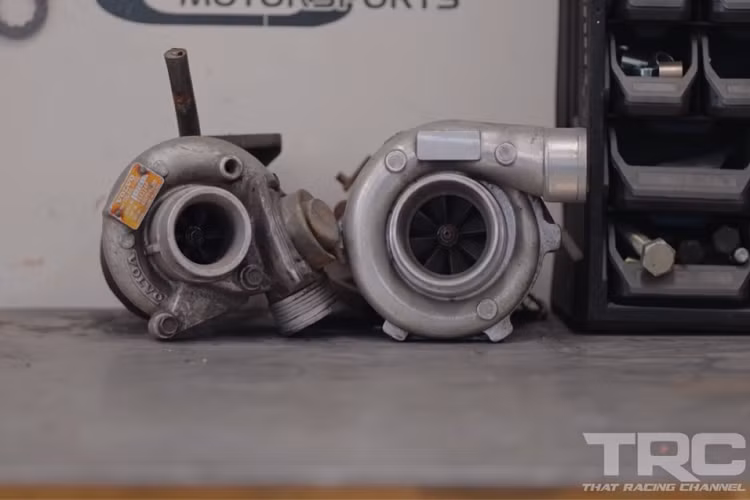 Chiếc Nissan 350Z độ tăng áp kép này đã được giới thiệu trên một video mới của kênh YouTube “That Racing Channel” và có trang bị một cặp tăng áp hầm hố. Tuy nhiên, những bộ tăng áp này không được lắp đặt dưới nắp capô xe như mọi người thường nghĩ mà thay vào đó đã được gắn phía sau, ở vị trí vốn dành cho tấm cản va.