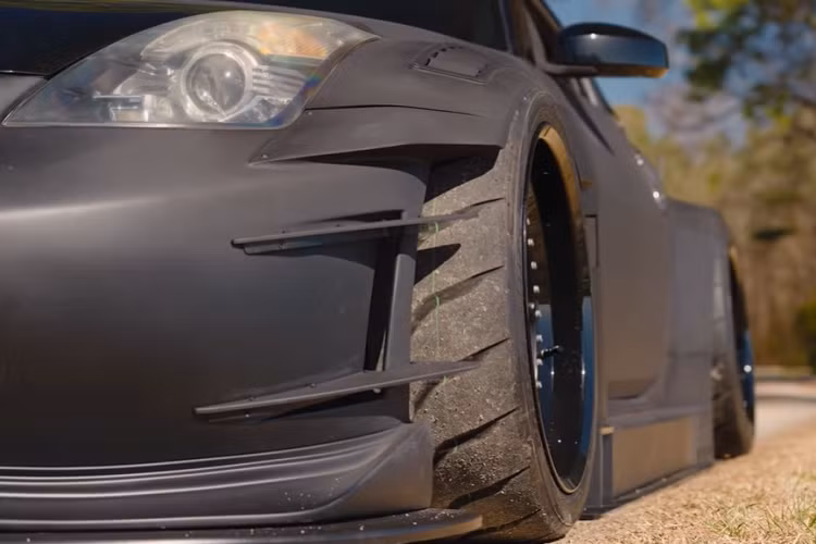 Cuối cùng, ngoài tất cả những trang bị độ trên mặt cơ khí, chủ xe cũng tạo nên một bộ kit widebody riêng cho chiếc xe trong garage của mình. Do vậy, chiếc Nissan 350Z hàng khủng này không chỉ mạnh mẽ hơn thường mà còn có dáng vẻ hết sức độc đáo, không giống bất cứ chiếc xe nào khác.