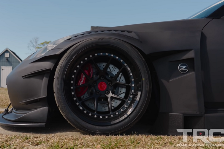 Theo chia sẻ của chủ xe, anh ta lựa chọn thiết lập bộ tăng áp đặt phía sau vì nó rẻ hơn so với một số gói nâng cấp đặt dưới nắp capô sẵn. Để vận hành hệ thống, nhiều nâng cấp khác đã được áp dụng cho chiếc xe thể thao Nhật Bản, bao gồm việc trang bị một ống dẫn NACA ở cửa sổ phía sau để cung cấp cho một hộp khí độ riêng giúp làm mát bộ tăng áp.