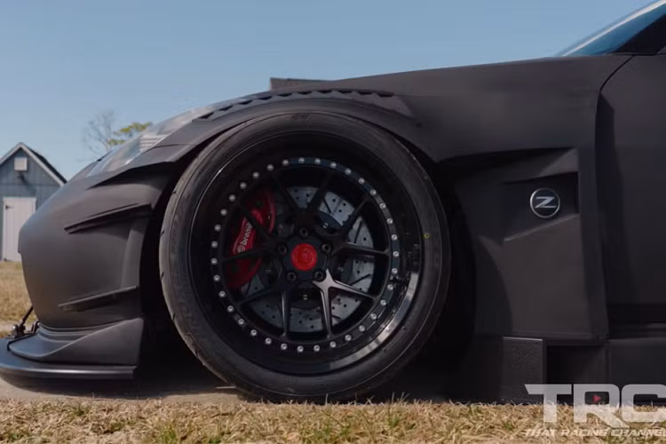 Theo chia sẻ của chủ xe, anh ta lựa chọn thiết lập bộ tăng áp đặt phía sau vì nó rẻ hơn so với một số gói nâng cấp đặt dưới nắp capô sẵn. Để vận hành hệ thống, nhiều nâng cấp khác đã được áp dụng cho chiếc xe thể thao Nhật Bản, bao gồm việc trang bị một ống dẫn NACA ở cửa sổ phía sau để cung cấp cho một hộp khí độ riêng giúp làm mát bộ tăng áp.