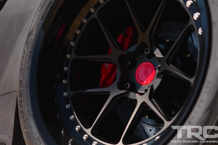 Một bộ phanh Brembo mới cũng đã được lắp đặt, và chủ xe đã lấy chúng từ một chiếc Jeep Grand Cherokee SRT8. Chiếc 350Z bây giờ cũng có bộ la-zăng hậu mãi bọc trong lốp Toyo R88R.